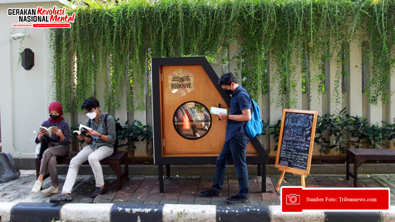 Perpustakaan mini Bookhive di Jakarta menekankan semangat berbagi dengan sistem tukar tambah buku bacaan