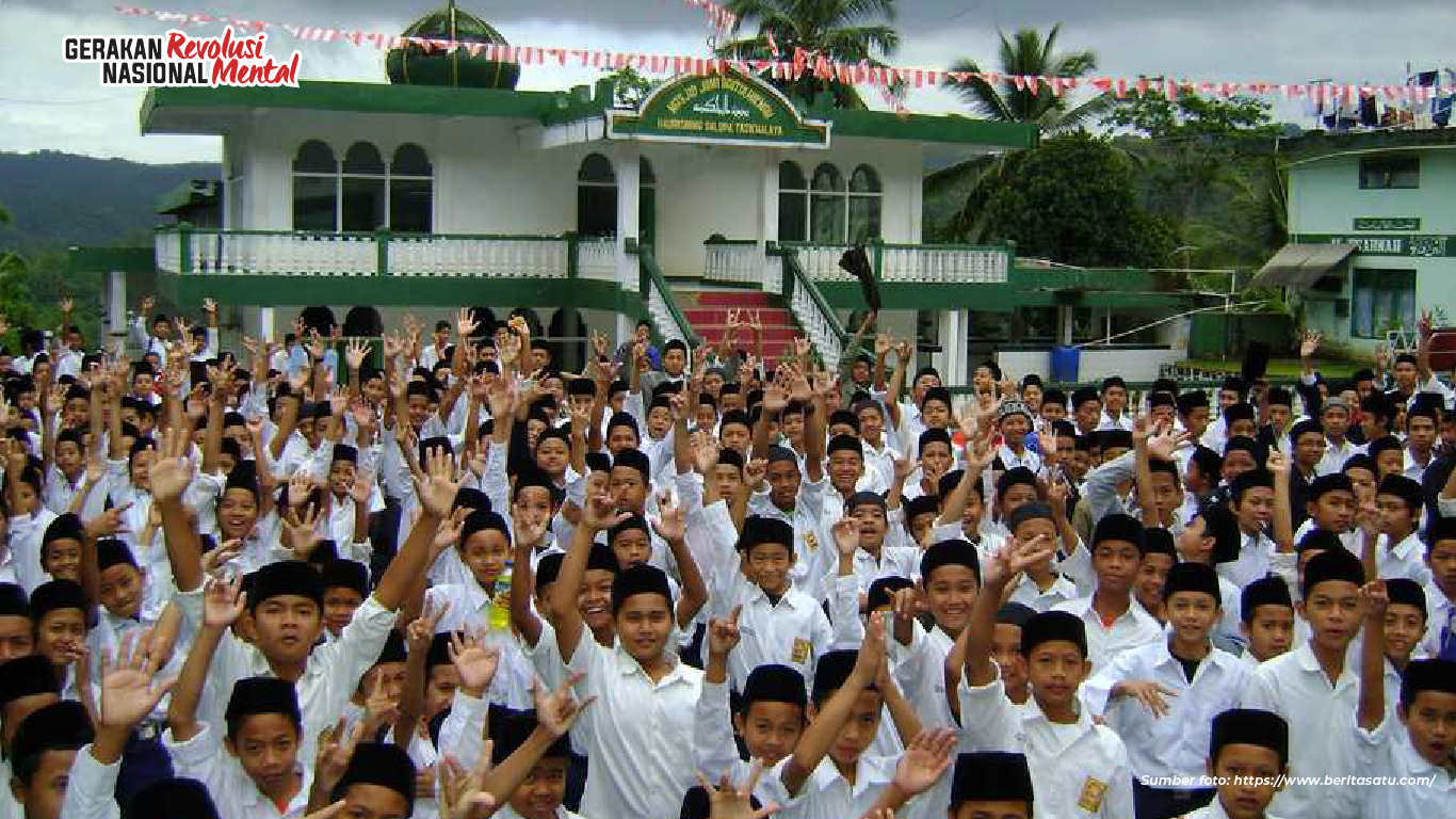 Para santri di pondok pesantren dengan pendidikan berbasis agama Islam yang telah menjadi bagian dari sistem pendidikan nasional