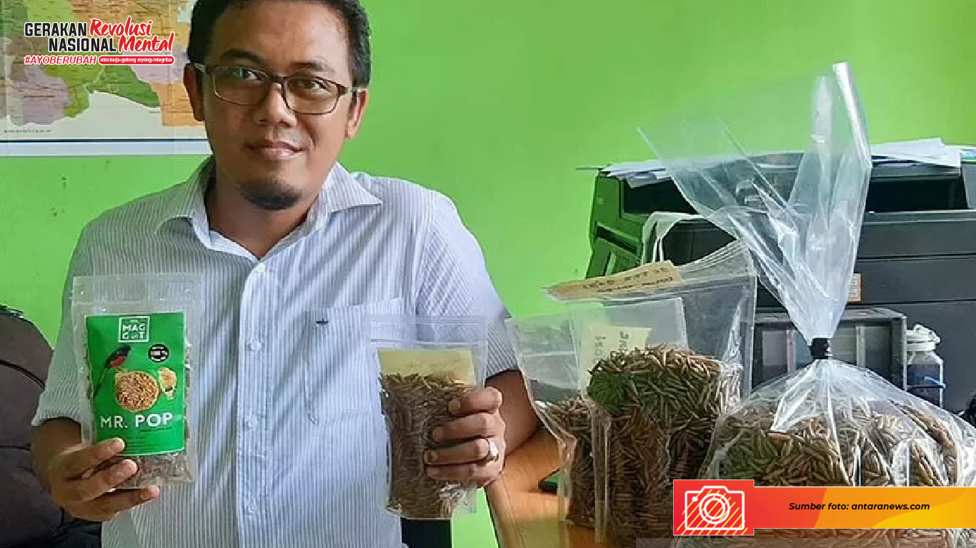 Arky Gilang dengan produk maggot kering sebagai hasil dari pengelolaan sampah organik