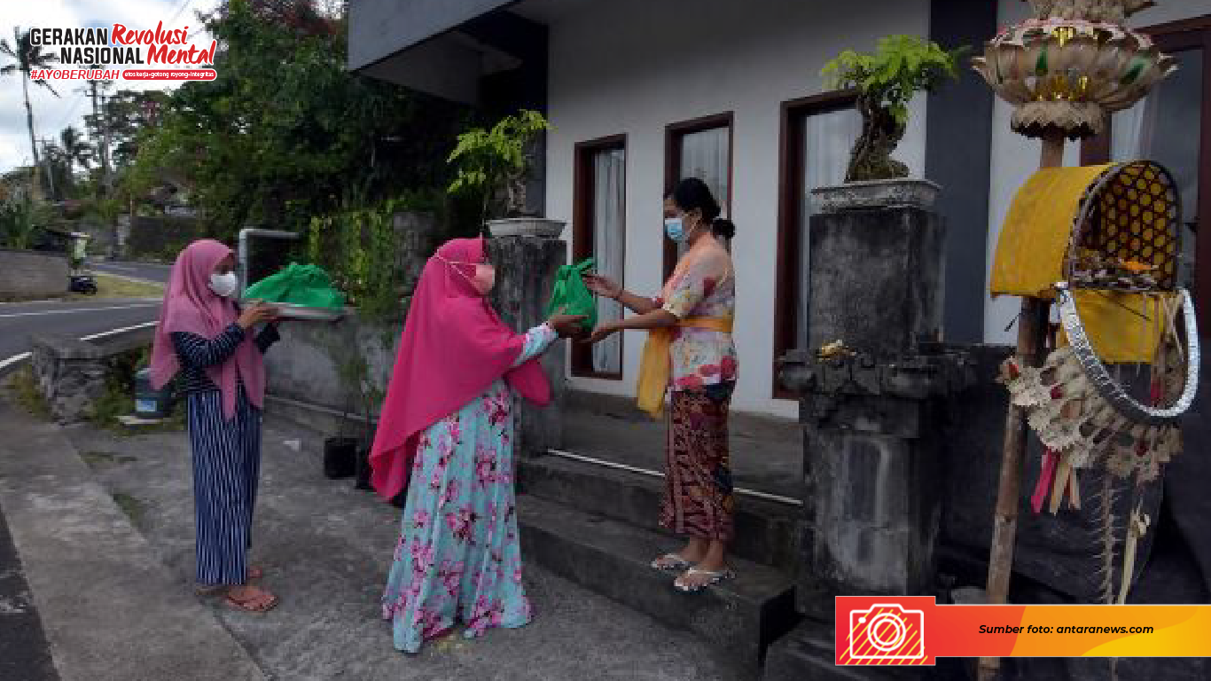 Tradisi Ngejot, saling mengirimkan makanan antarumat beragama di Bali